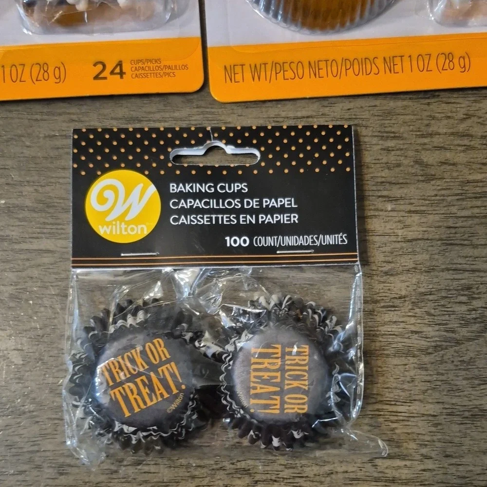 Wilton Halloween Cupcake Decorating Kit & Baking Cups Ghost Bat 24 & 100 Count